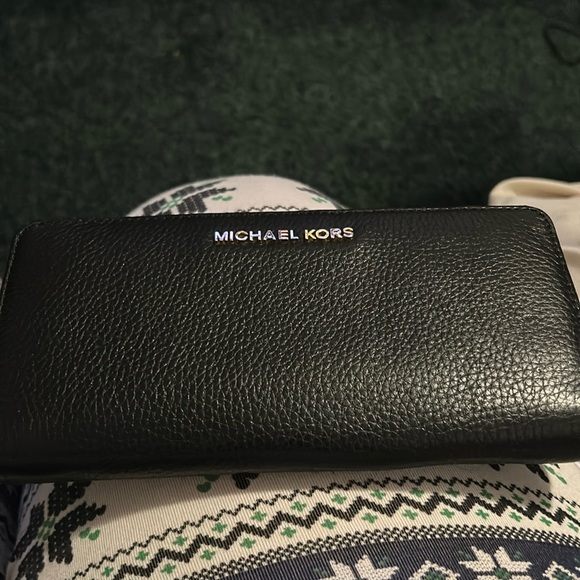 MICHAEL KORS JET SET TRAVEL LARGE BLK PEBBLED LEATHER WALLET WITH WRISTLET STRAP - Picture 2 of 11